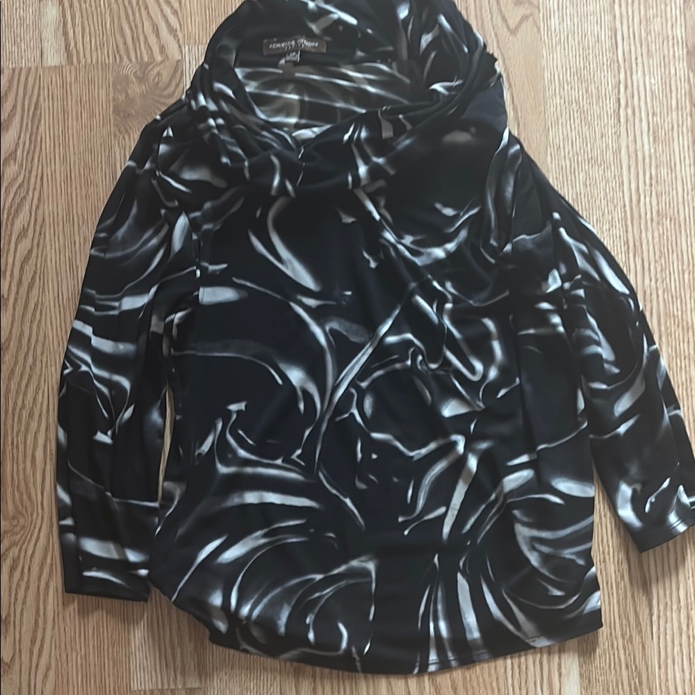 Black and White Swirl Pattern Top turtleneck